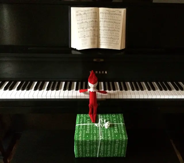 Elf plays piano